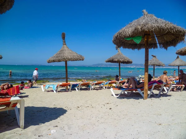 11 de agosto, Maiorca, Bailarino: Praia totalmente ocupada na Playa de Palma, Ballermann, Teuton Grill centro turístico de Maiorca — Fotografia de Stock