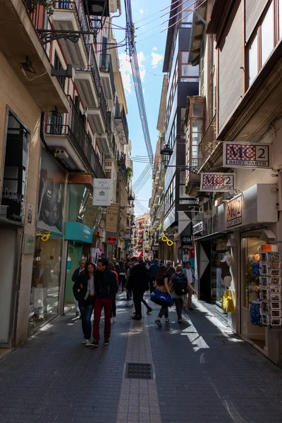 Palma, Mallorca - April 10, 2019: many tourists walking in a old thin street in town of Palma de Malorca, Spain — Stockfoto