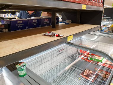 Münih, Almanya, 14 Nisan 2020: Panik atak, özellikle tuvalet kağıdı ve makarna için, Corona 'daki artış veya COVID-19 virüsü nedeniyle Münih' teki bütün büyük dükkanlarda raflar boş..