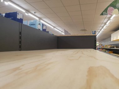 Münih, Almanya, 14 Nisan 2020: Panik atak, özellikle tuvalet kağıdı ve makarna için, Corona 'daki artış veya COVID-19 virüsü nedeniyle Münih' teki bütün büyük dükkanlarda raflar boş..