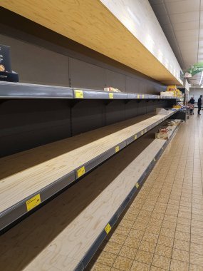 Münih, Almanya, 14 Nisan 2020: Panik atak, özellikle tuvalet kağıdı ve makarna için, Corona 'daki artış veya COVID-19 virüsü nedeniyle Münih' teki bütün büyük dükkanlarda raflar boş..