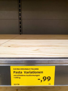 Münih, Almanya, 14 Nisan 2020: Panik atak, özellikle tuvalet kağıdı ve makarna için, Corona 'daki artış veya COVID-19 virüsü nedeniyle Münih' teki bütün büyük dükkanlarda raflar boş..