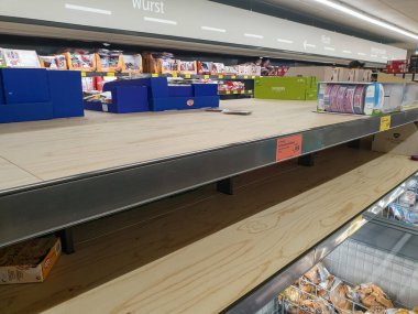 Münih, Almanya, 14 Nisan 2020: Panik atak, özellikle tuvalet kağıdı ve makarna için, Corona 'daki artış veya COVID-19 virüsü nedeniyle Münih' teki bütün büyük dükkanlarda raflar boş..