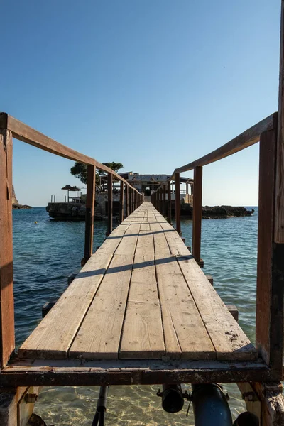 멜로카, 멜로 카의 캠프에 있는 식당이 있는, 바다를 건너는 목조 다리 — 스톡 사진
