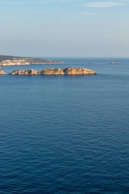 Kayalıklar, kayalıklar, ada ve deniz suyu üzerindeki hava manzarası günbatımında Mar Kampı, Mayorka Adası, İspanya 'daki andritxol perspektifinden