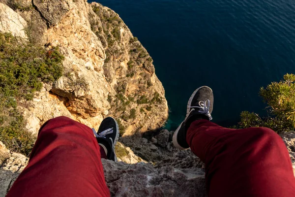스페인, 마요르카 섬, 캠프데 마르에서 일몰시에는 바위, 절벽, 섬, 바다의 물 위로 하늘을 내려다 본다 — 스톡 사진