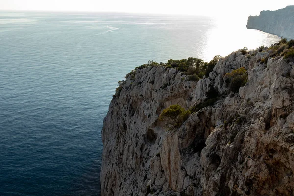 Vista aérea sobre Pedras, falésias, ilha e água do mar durante o pôr do sol a partir da tampa do ponto de vista andritxol em Camp de Mar, ilha de Maiorca, Espanha — Fotografia de Stock