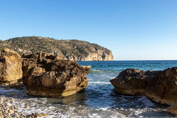 Rochas bela praia turquesa água do mar, Camp de Mar, ilha de Maiorca, Espanha — Fotografia de Stock