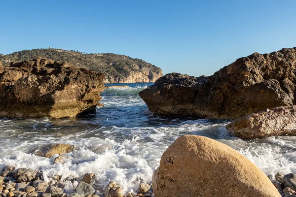 Kameny krásná pláž tyrkysová mořská voda, Camp de Mar, ostrov Mallorca, Španělsko — Stock fotografie