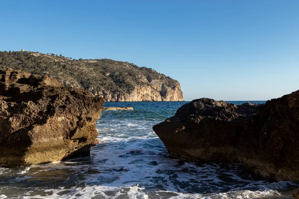 Kameny krásná pláž tyrkysová mořská voda, Camp de Mar, ostrov Mallorca, Španělsko — Stock fotografie