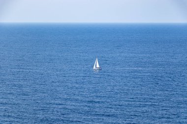 Mavi Akdeniz okyanusunda, Mallorca 'da, İspanya' da yelken açan güzel yelkenli.