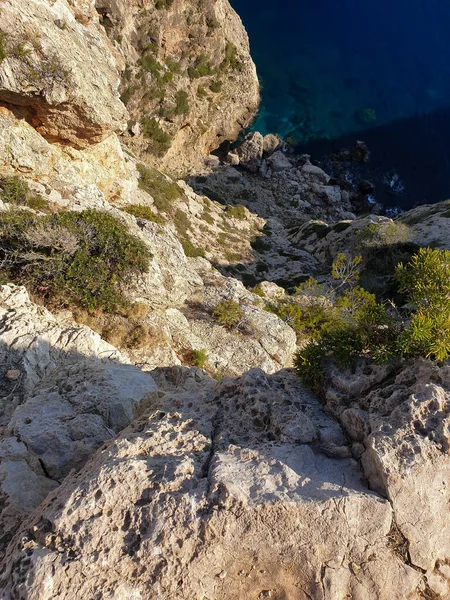 Скелі прекрасні берегові бірюзові води, табір де Мар, острів Майорка, Іспанія. — стокове фото