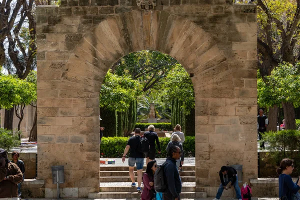 Palma, Maiorca, Espanha - 13 de abril de 2019: turistas andando nos jardins atrás da Catedral de Palma em um dia ensolarado — Fotografia de Stock