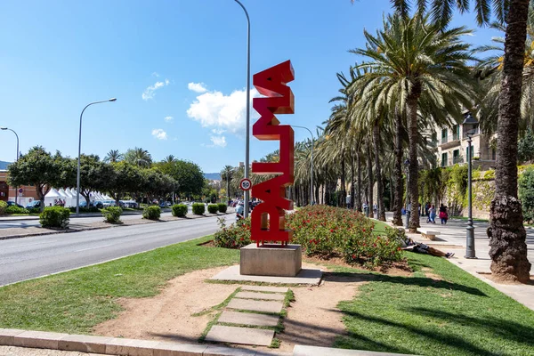 Palma, Mallorca, İspanya - 13 Nisan 2019: Arka planda palmiye ağaçları olan büyük kırmızı Palma tabelası. — Stok fotoğraf