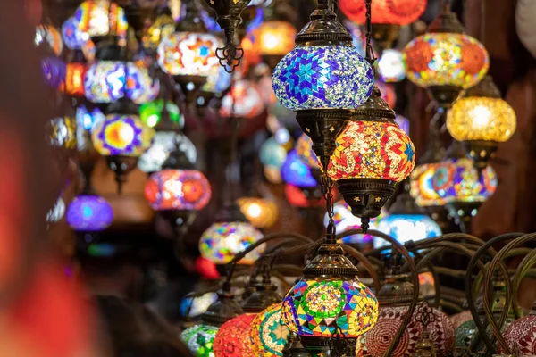 Összpontosítani egy színes pulyka mozaik üveg lámpák a piacon a palma, egy sekély mélysége mező, mallorca, Spanyolország — Stock Fotó