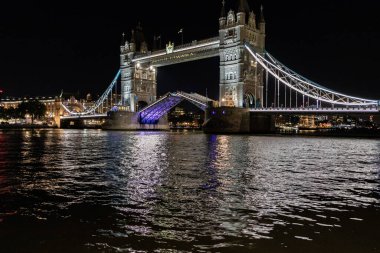 Londra 'daki Tower Köprüsü' nün güzel bir resmi. Büyük bir yolcu gemisi için açık kapılar var. Londra, İngiltere..