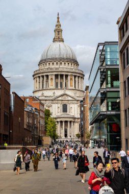 Londra, İngiltere - 18 Eylül 2018: Londra 'nın merkezindeki Saint Pauls Katedrali' ne turist