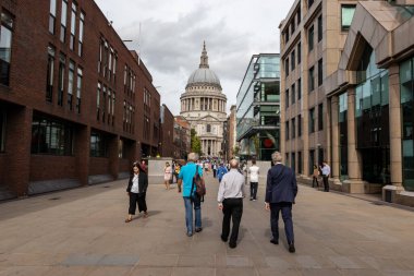 Londra, İngiltere - 18 Eylül 2018: Londra şehir merkezindeki Saint Pauls Katedrali 'ne yürüyen turist