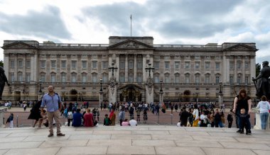 Londra, İngiltere - 18 Eylül 2018: Buckingham Sarayı 'nın dışında turist kalabalığı