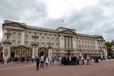 Londra, İngiltere - 18 Eylül 2018: Buckingham Sarayı 'nın dışında turist kalabalığı