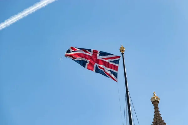 Velká Británie vlajka na vrcholu Buckinghamského paláce za slunečného dne, Londýn, Velká Británie — Stock fotografie