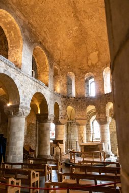 Londra, İngiltere - 21 Eylül 2018: Londra 'nın beyaz kulesinde St. John kilisesinin içi. Londra 'nın en eski kiliselerinden biri 1240 yılında Fatih William için inşa edildi..