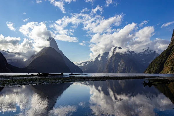 Mitre Peak no pôr do sol com nuvens agradáveis, Milford Sound, Fiordland, South Island, Nova Zelândia . — Fotografia de Stock