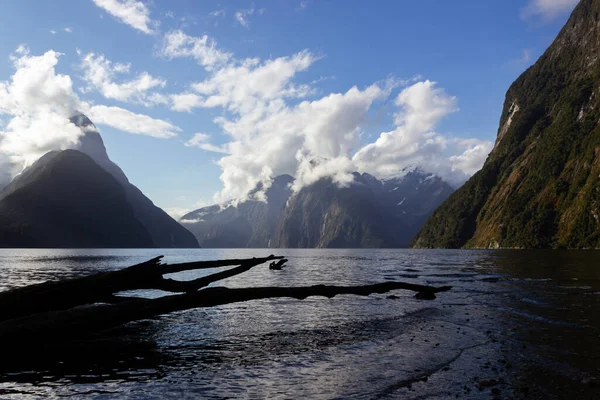 Mitre Peak no pôr do sol com nuvens agradáveis, Milford Sound, Fiordland, South Island, Nova Zelândia . — Fotografia de Stock