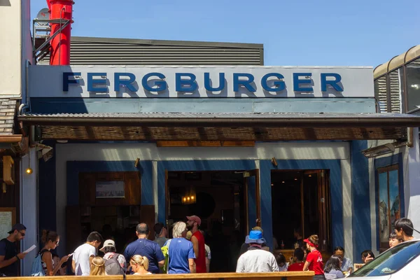 14 Şubat - Queenstown, Yeni Zelanda, Queenstown 'daki en popüler restoran olan Fergburger için kuyrukta bekleyenler.