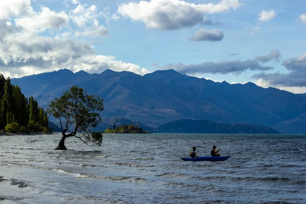 Lake Wanaka Tree at Sunset - com uma canoa e 2 pessoas nela - a árvore mais fotografada da Nova Zelândia, Wanaka — Fotografia de Stock