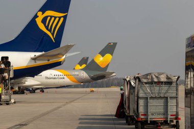 Havaalanı, Palma, Mallorca, İspanya, 14 Nisan - Ryanair uçağına binen yolcular