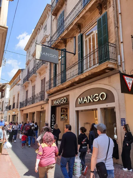 Palma, Mallorca - April 10, 2019: many tourists walking in a old thin street in town of Palma de Malorca, Spain — Stockfoto