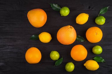greyfurt, portakal, limon ve limon kahverengi masada. arkaplan