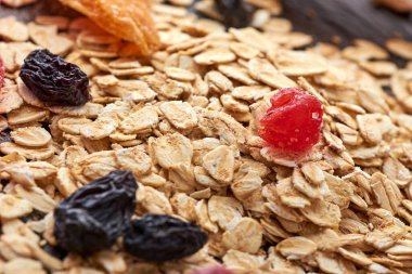 Kurutulmuş meyve ve yulaf ezmesi. Kuru kiraz, mango, siyah kuru üzümler kaotik bir şekilde. Yukarıdan bak. arkaplan.