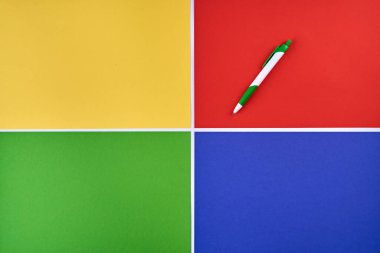 çok renkli kağıt arkaplan. Sarı, yeşil, kırmızı ve mavi. Kırmızı arka planda bir kalem var. Beyaz çizgili renkli desen. Beyaz çizgiler görüntüyü böler. soyut arkaplan