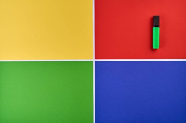 çok renkli kağıt arkaplan. Sarı, yeşil, kırmızı ve mavi. Kırmızı arka planda bir işaret var. Beyaz çizgili renkli desen. Beyaz çizgiler görüntüyü böler. soyut arkaplan