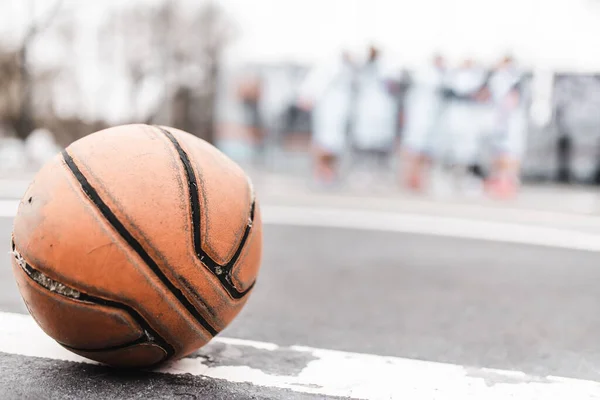 Старый Баскетбольный Мяч Лежит Баскетбольном Плуге Стритбол Спорт Дал Размытые — стоковое фото