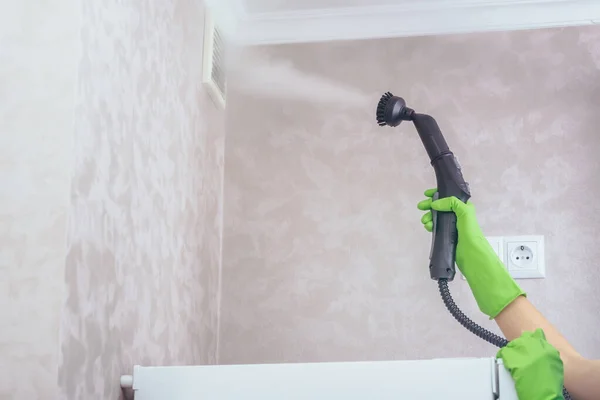 Sprzątanie Domu Dziewczyna Zielonych Rękawiczkach Czyści Ekstrakt Mieszkaniu Generatorem Pary — Zdjęcie stockowe