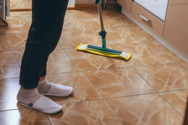 Uma Mulher Lava Chão Azulejos Cozinha Com Uma Esfregona Limpeza — Fotografia de Stock