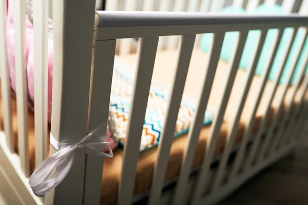 Uma Lata Berço Bebê Branco Com Travesseiro Rosa Marrom Colchão — Fotografia de Stock