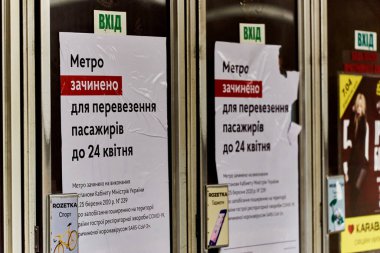 Kiev, Ukrayna, 04.08.2020 metro kapısının 24 Nisan 2020 tarihine kadar kapalı olduğuna dair imza. Metro karantina için kapatıldı. Kriz. Sokak fotoğrafı. covid-19
