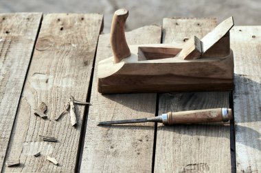 Ahşap arka plan. Katılımcı uçak ve talaşlı keski köy masasında yatıyor. Katılımcının çalışma yüzeyi. Güneş ışığı. makro fotoğraf