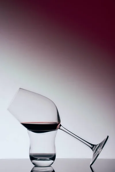 Vinho Tinto Copo Cristal Que Propenso Outros Pratos Pratos São — Fotografia de Stock