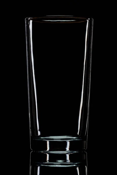 Vidro Transparente Lúmen Sobre Fundo Preto Superfície Preta Fotografia Estúdio — Fotografia de Stock