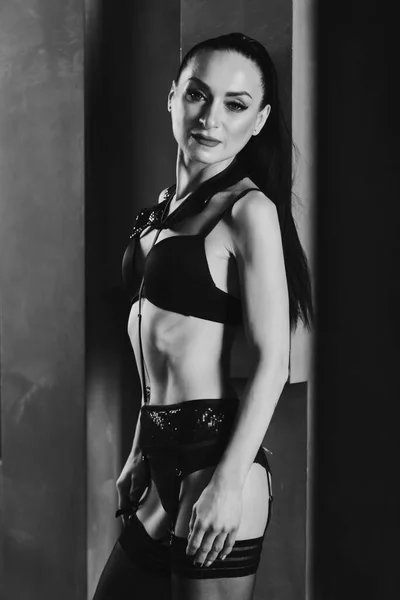 Portret Seksownej Modelki Tle Ściany Światło Słoneczne Szczupła Dziewczyna Czarnej — Zdjęcie stockowe