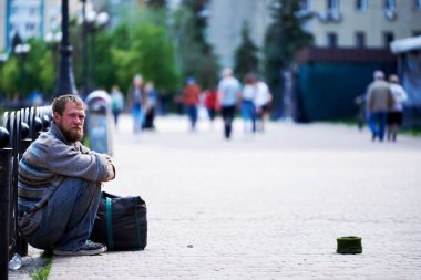 Kyiv, Ukrayna, 02.05.2020: Fakir adam kaldırımda oturan karantinada para istiyor. Bahar. Ülkedeki kriz. Dilenci. Yiyecek bir şey yok. Ülkedeki yoksulluk. covid-19.