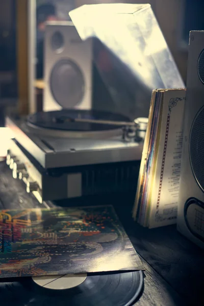 Disco Vinilo Encuentra Una Mesa Cerca Del Reproductor Vinilo Amplificador — Foto de Stock