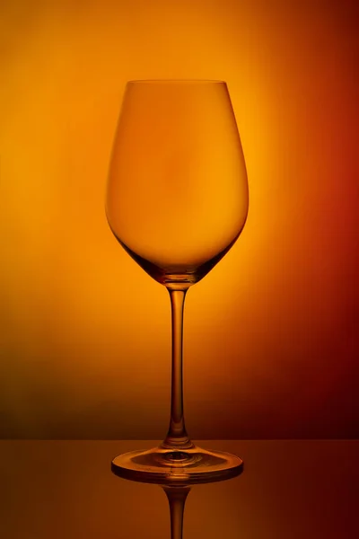 Verre Cristal Tient Sur Surface Réfléchissante Sur Fond Rouge Orangé — Photo