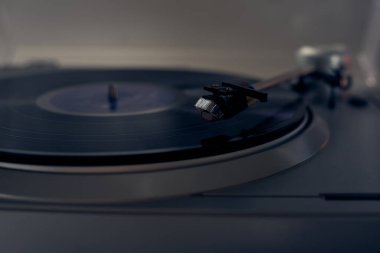 Vinil şırınga plağın plağındaki müziği okuyor. Eski usul. müzik atmosferi. Eski oyuncu ve analog müzik. konu fotoğrafı.