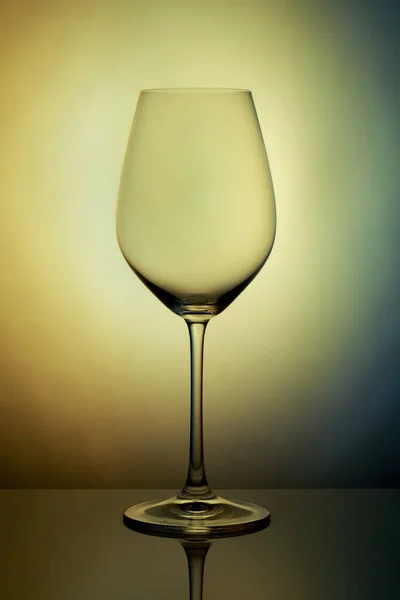 Vidro Cristal Fica Superfície Refletora Sobre Fundo Cinza Amarelo Fotografia — Fotografia de Stock